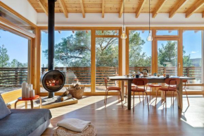 Casa nórdica en el bosque con vistas al mar